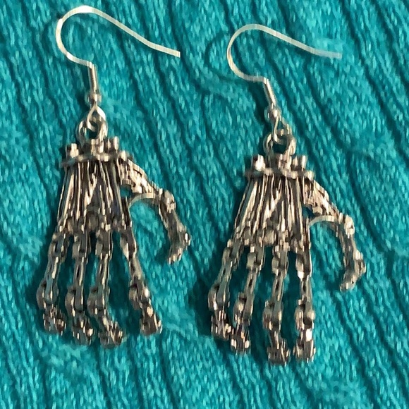 🖤925 hook-Skeleton Hand Halloween Earrings - Picture 5 of 6